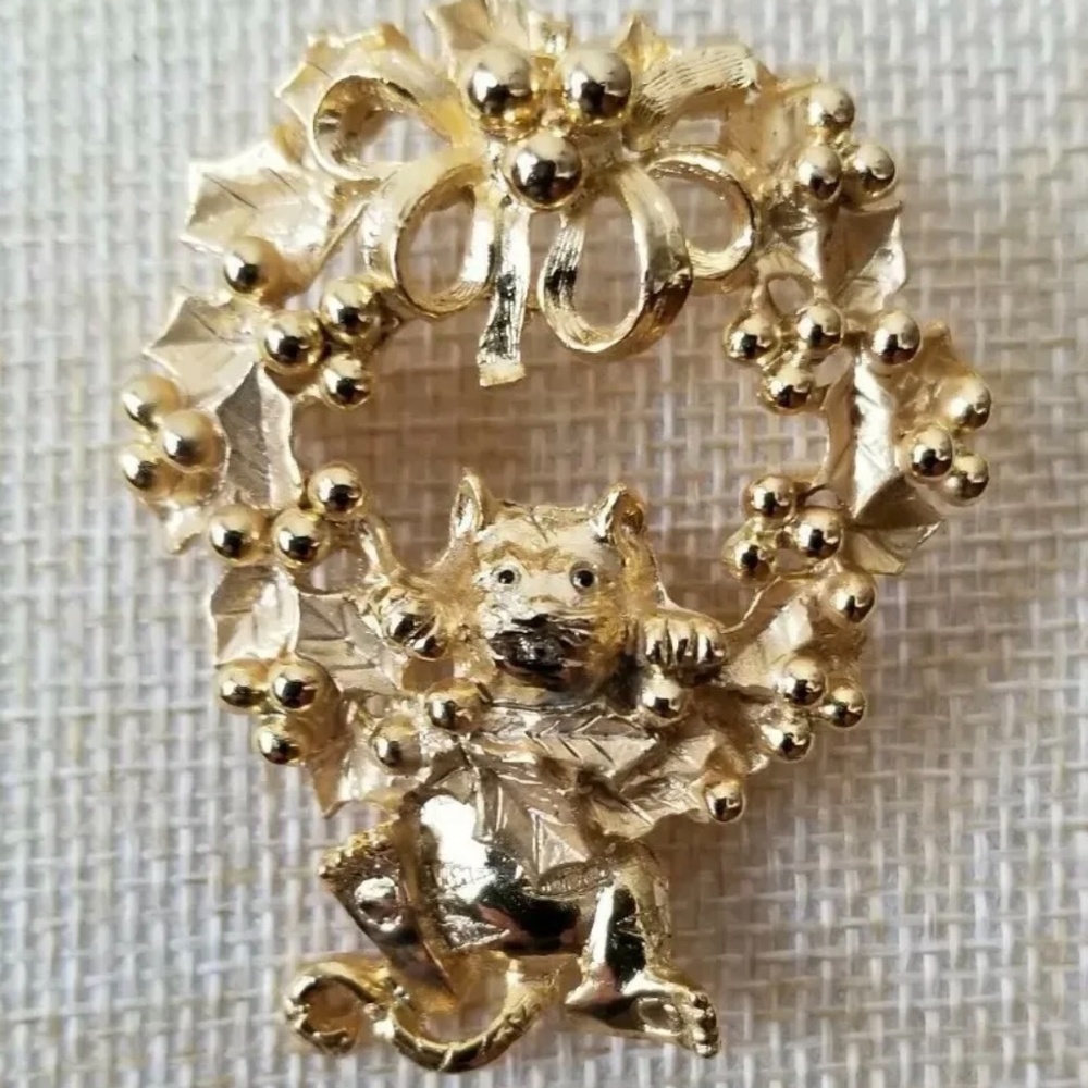 AJC Christmas Cat Hanging On The Wreath Brooch Gold Tone